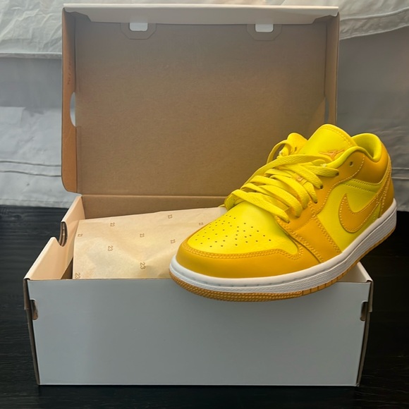 JORDAN 1 Low Womens “Yellow Strike” - Picture 1 of 4